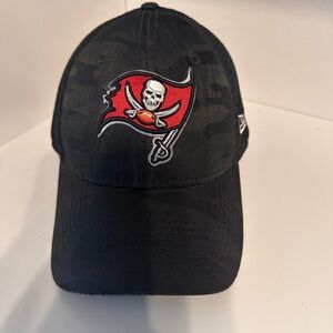 New Era Tampa Bay Buccaneers black camo hat, size sm/md